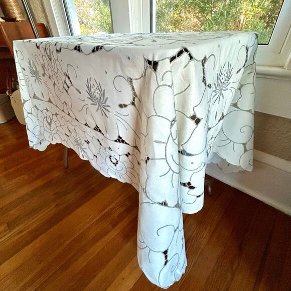 Vintage White Floral Cutwork Tablecloth Rectangle 63 x 48 - Picture 9 of 16